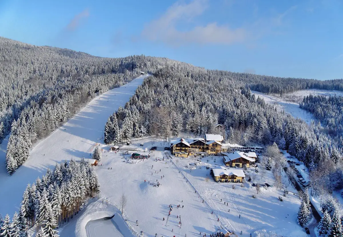 Verschneite Wälder und Skipiste am Großen Arber im Bayerischen Wald