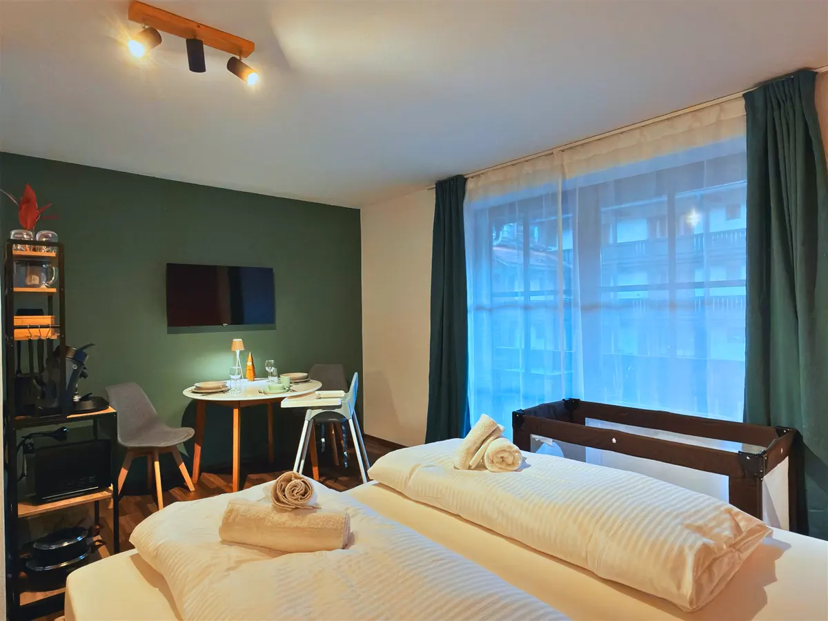 Frisch gemachtes Bett in einem Apartment in Zwiesel, bereit für die nächsten Gäste